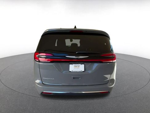 Used 2025 Chrysler Pacifica Select image 12
