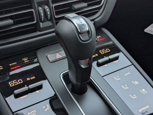 New 2026 Porsche Macan image 20