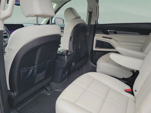 Certified 2024 Kia Telluride EX w/ EX Captain's Chair Package FWD image 6