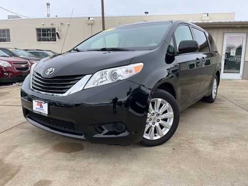 Used 2012 Toyota Sienna LE image 3