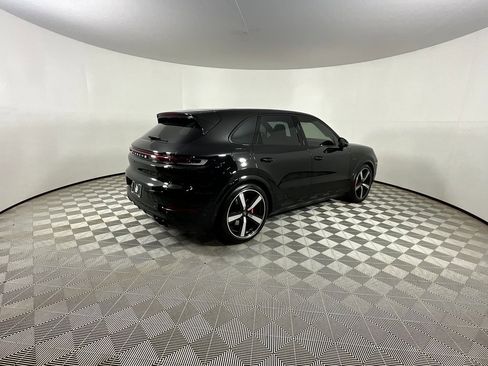 Used 2025 Porsche Cayenne Turbo image 4