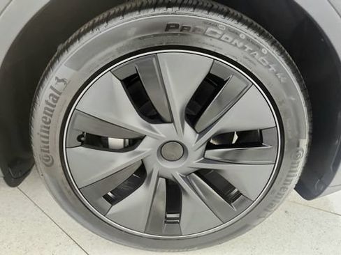 Used 2025 Tesla Model Y Long Range AWD/4WD image 81