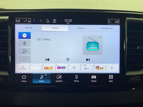 Used 2024 Chrysler Pacifica Touring-L FWD image 3