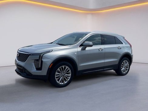 Used 2024 Cadillac XT4 Premium Luxury image 3