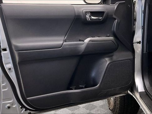 Used 2022 Toyota Tacoma w/ SR5 Package image 24