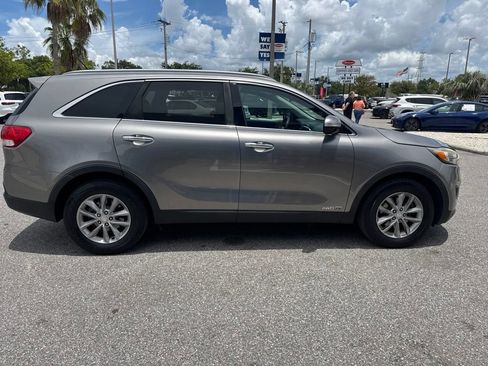 Used 2017 Kia Sorento AWD image 4