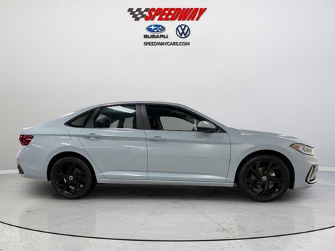 Certified 2025 Volkswagen Jetta SE image 8