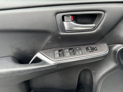 Used 2017 Toyota Camry SE image 12