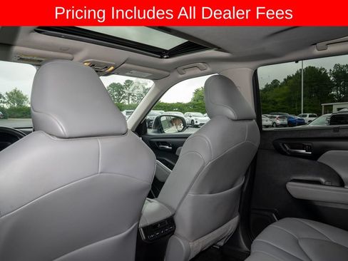 Used 2021 Toyota Highlander XLE FWD image 10