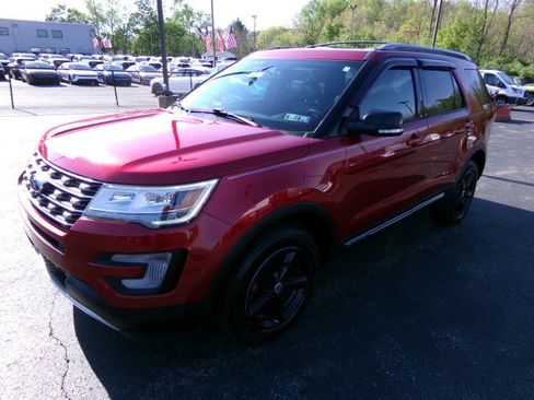 Used 2017 Ford Explorer XLT w/ Equipment Group 202A AWD/4WD image 5