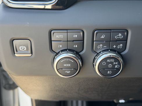Used 2025 GMC Sierra 2500 AT4 AWD/4WD image 25