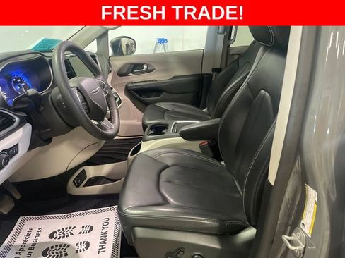 Used 2023 Chrysler Pacifica Touring-L AWD/4WD image 3