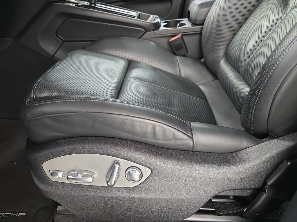 Certified 2023 Porsche Macan AWD/4WD image 23