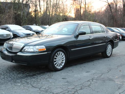 Used 2003 Lincoln Town Car Signature image 3