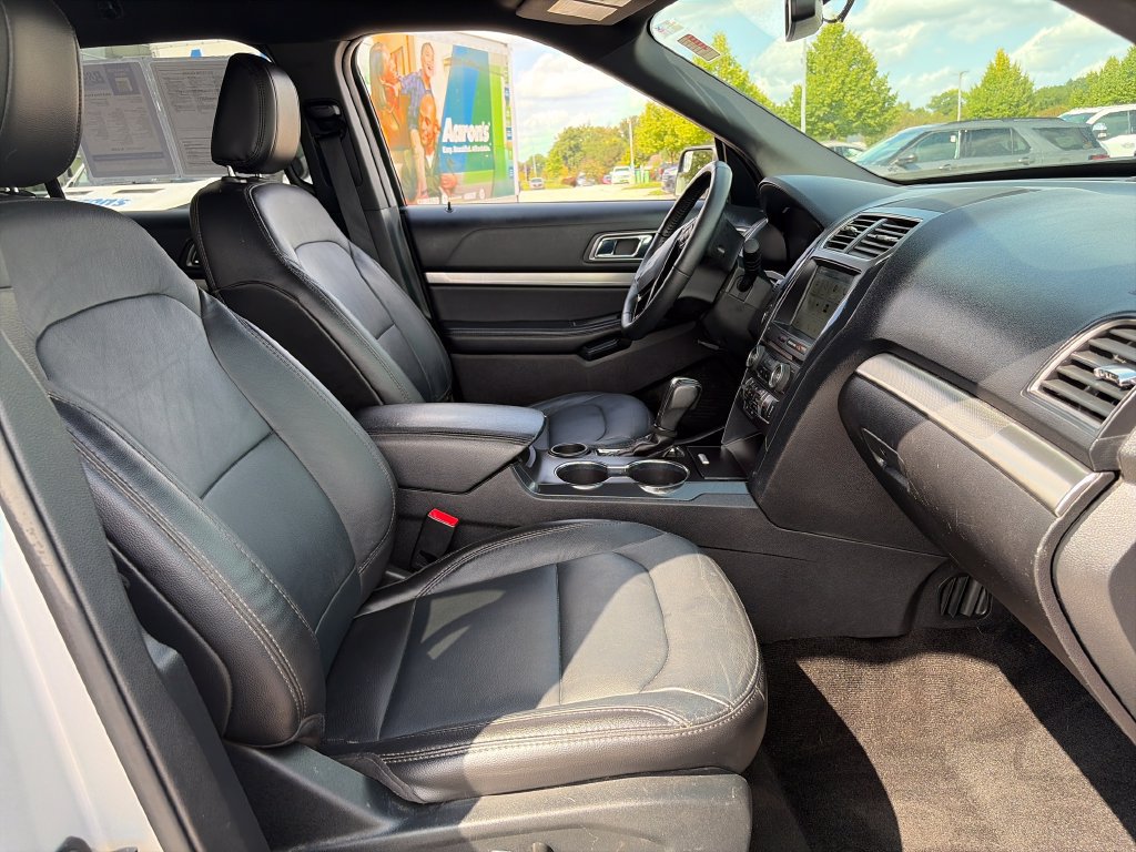 Used 2018 Ford Explorer XLT w/ Equipment Group 202A FWD image 11