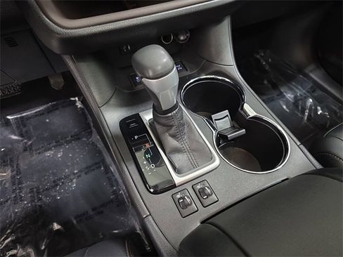 Used 2015 Toyota Highlander XLE image 25