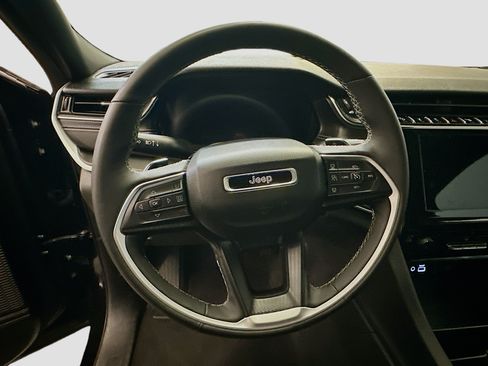 Used 2025 Jeep Grand Cherokee Altitude AWD/4WD image 18
