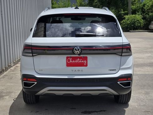Used 2025 Volkswagen Taos SE AWD/4WD image 10