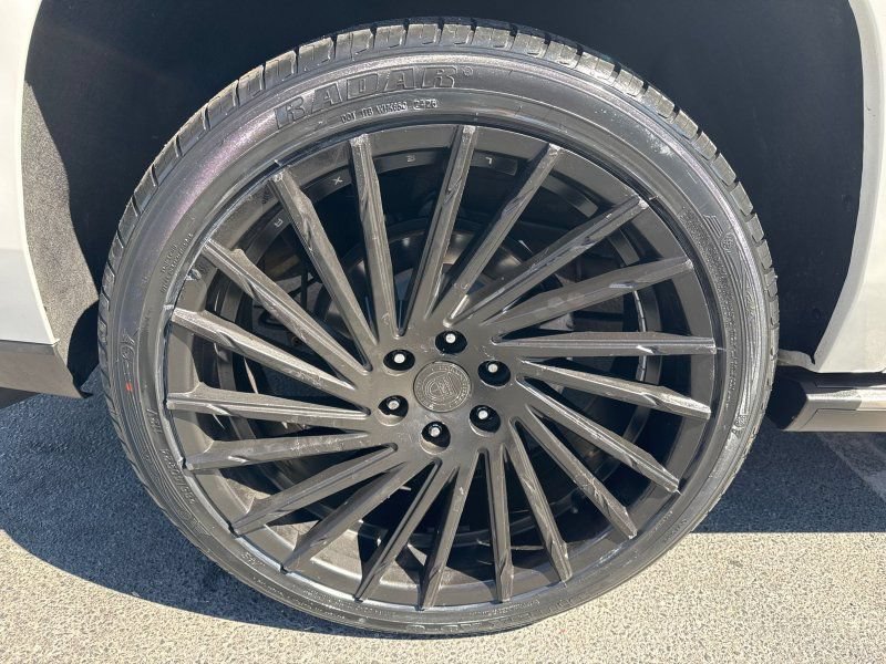 Used 2018 Cadillac Escalade ESV Premium Luxury RWD image 11