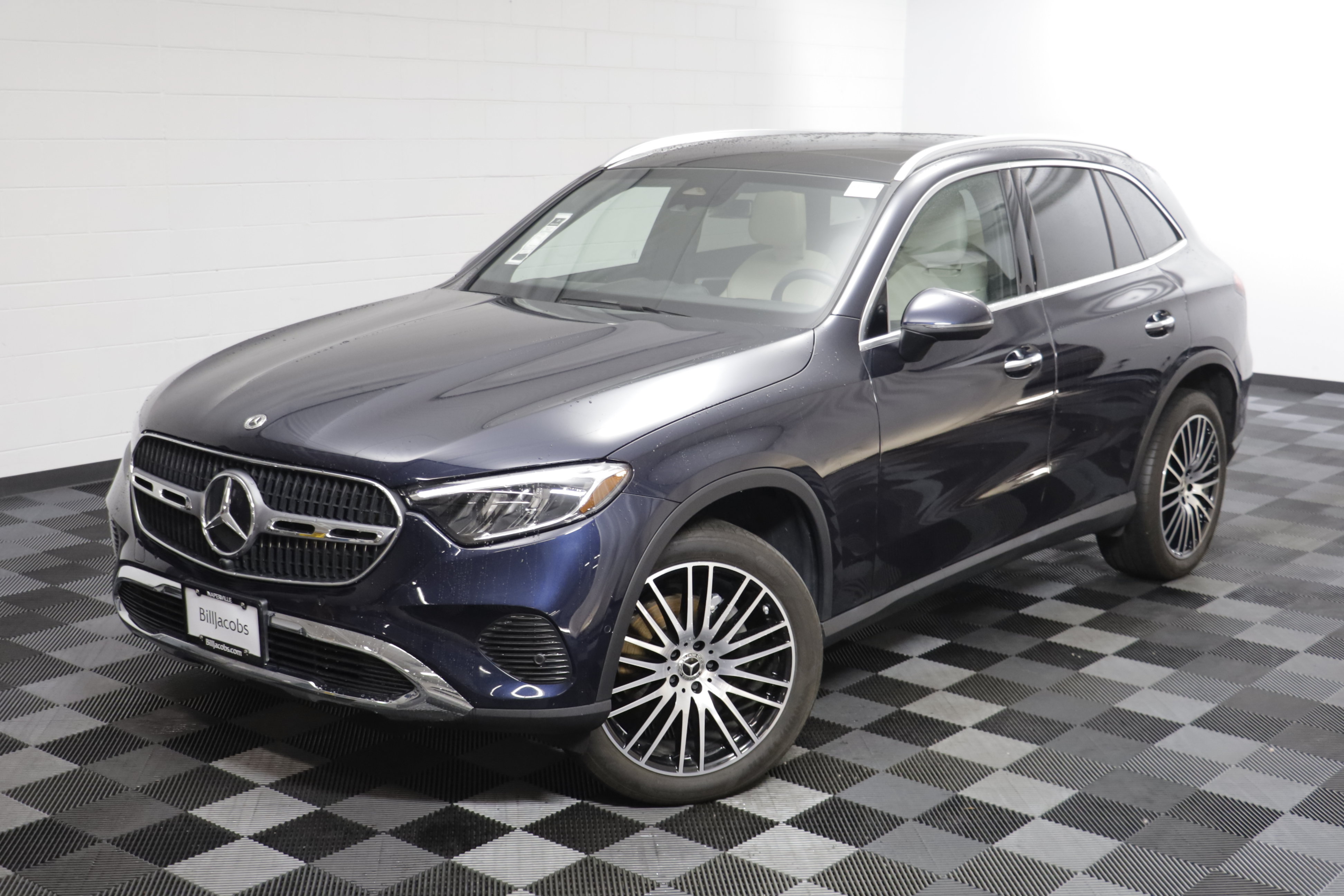 Used 2024 Mercedes-Benz GLC 300 4MATIC image 2