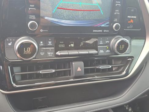 Used 2022 Toyota Highlander XLE FWD image 14