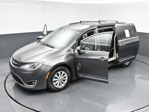 Used 2017 Chrysler Pacifica Touring-L FWD image 39