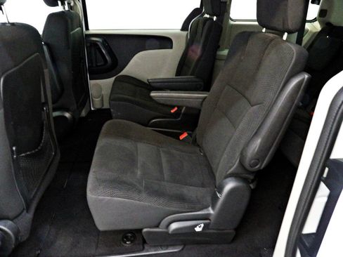 Used 2018 Dodge Grand Caravan SE w/ UConnect Hands-Free Group FWD image 9