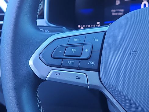 Certified 2025 Volkswagen Taos SE image 18