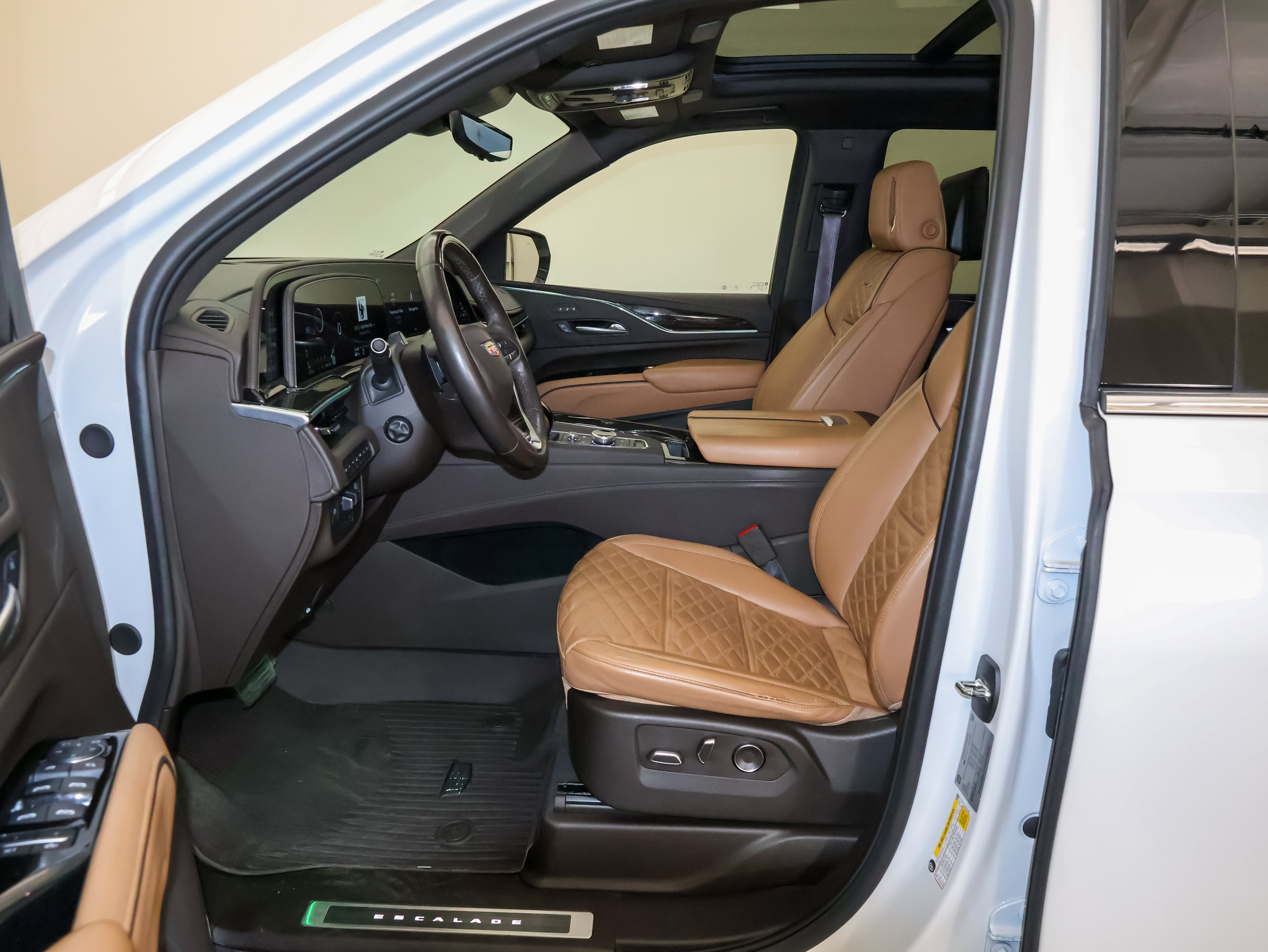 Used 2024 Cadillac Escalade Premium Luxury w/ Performance Package AWD/4WD image 14
