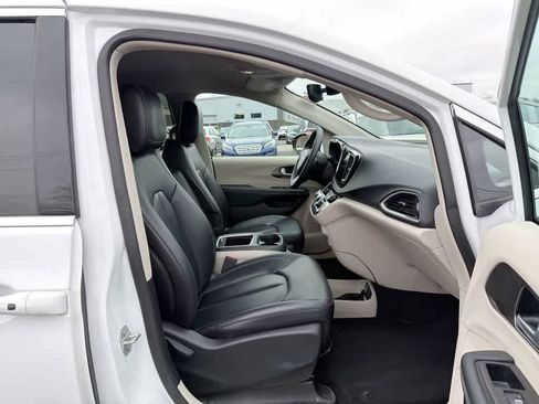 Used 2024 Chrysler Pacifica Touring-L FWD image 26