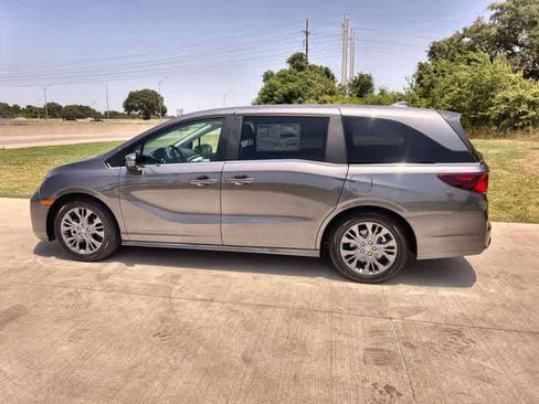 Used 2026 Honda Odyssey Touring image 4