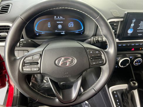 Used 2023 Hyundai Venue Limited image 11