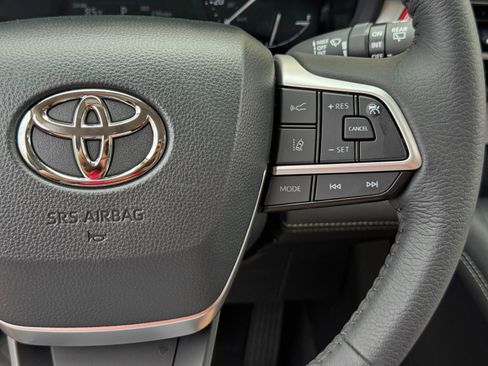 Used 2026 Toyota Sienna XLE FWD image 22