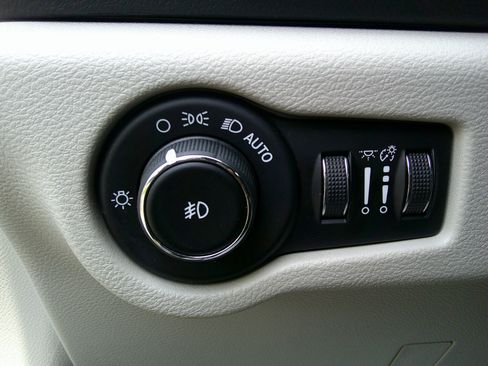 Used 2018 Chrysler Pacifica Touring Plus w/ Tire & Wheel Group image 19