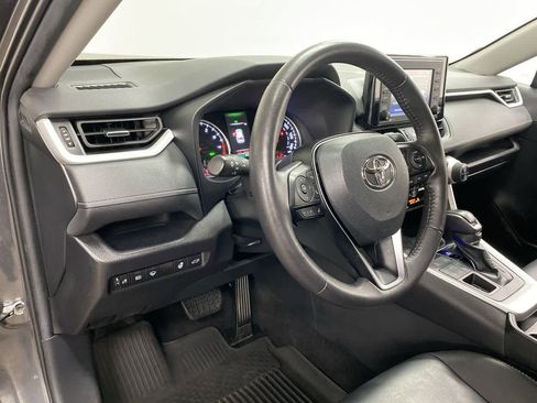 Used 2021 Toyota RAV4 XLE Premium image 2