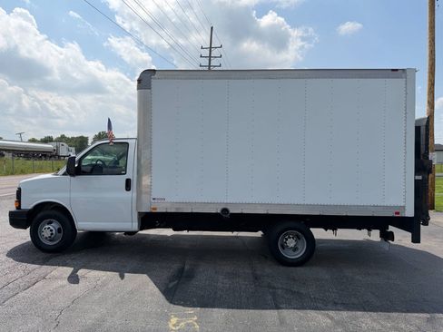 Used 2014 Chevrolet Express 3500 Extended RWD image 2
