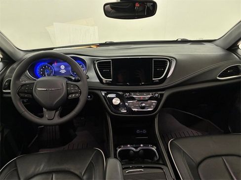 Used 2025 Chrysler Pacifica Limited image 19