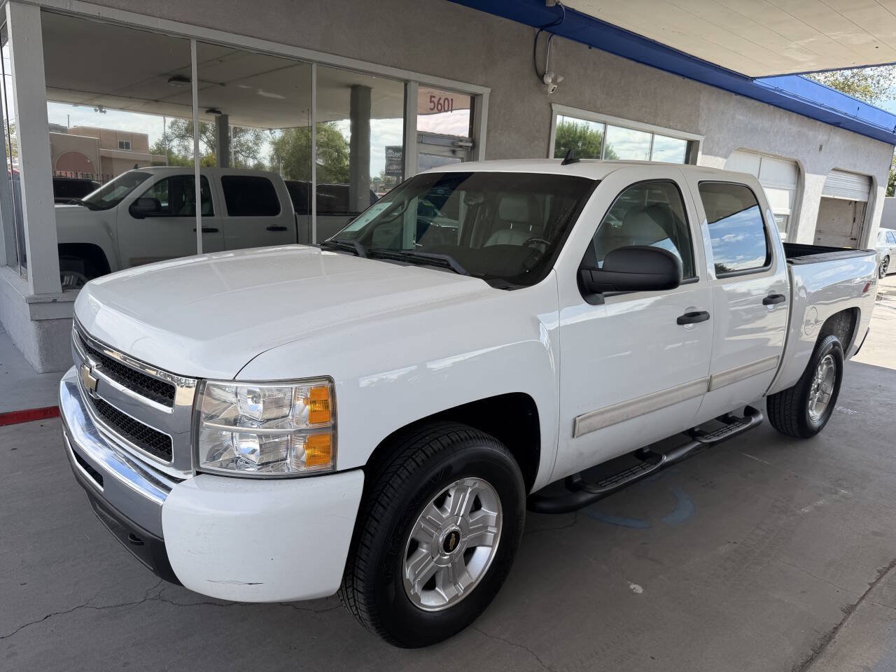 Used 2009 Chevrolet Silverado 1500 LT w/ Power Pack Plus AWD/4WD image 3