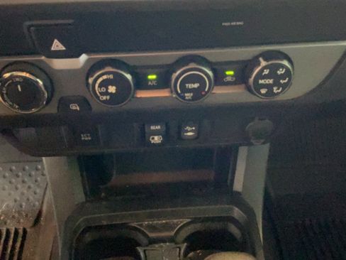 Used 2019 Toyota Tacoma SR5 AWD/4WD image 15