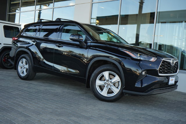 Used 2022 Toyota Highlander LE AWD/4WD image 1