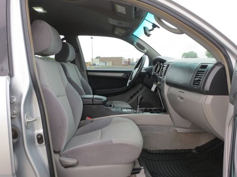 Used 2004 Toyota 4Runner SR5 RWD image 22