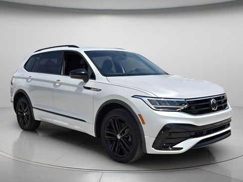 Used 2022 Volkswagen Tiguan SE R-Line FWD image 9