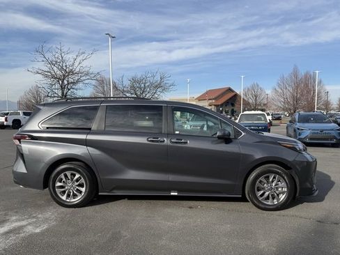 Used 2025 Toyota Sienna XLE image 5