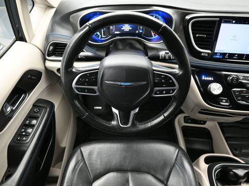 Used 2021 Chrysler Pacifica Touring-L image 25