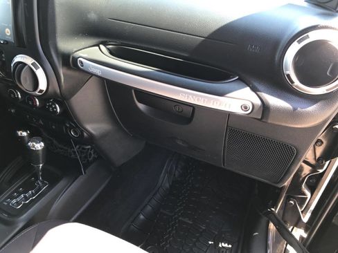 Used 2013 Jeep Wrangler Unlimited Sahara w/ Connectivity Group AWD/4WD image 13