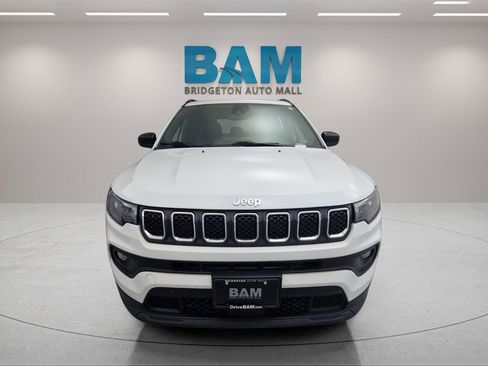 Used 2024 Jeep Compass Latitude image 2