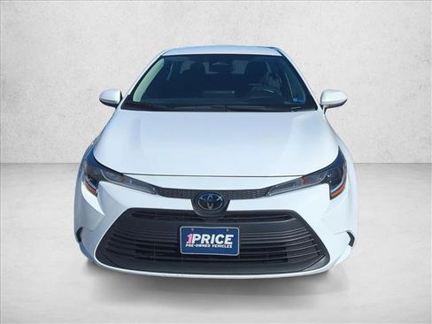 Used 2025 Toyota Corolla LE image 2