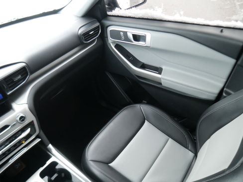 Used 2022 Ford Explorer XLT w/ Equipment Group 202A image 11