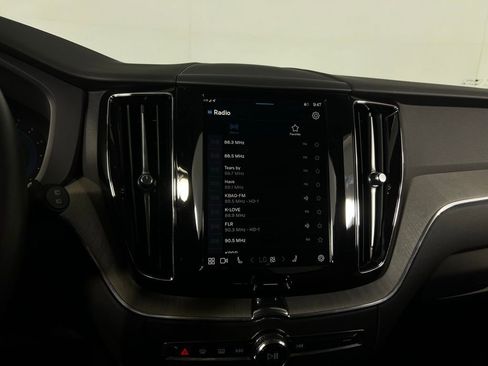 Used 2025 Volvo XC60 B5 Plus image 19
