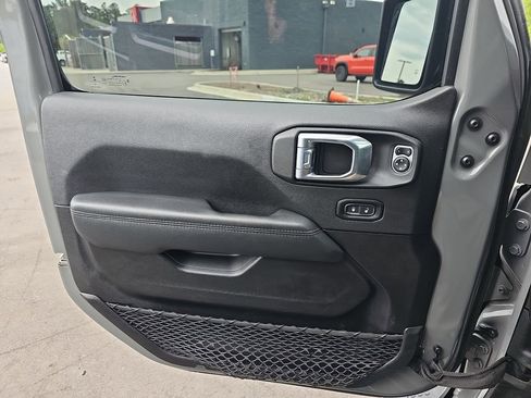 Used 2022 Jeep Wrangler Unlimited Sahara AWD/4WD image 31